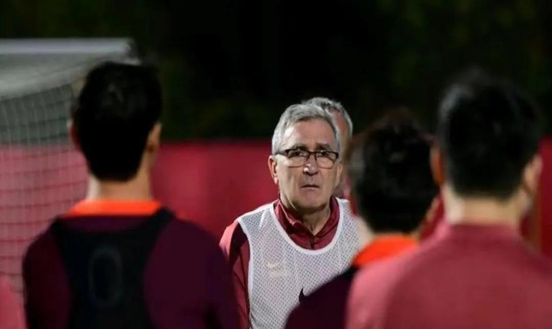 主教练战术调整得当，率领球队取得胜利的简单介绍