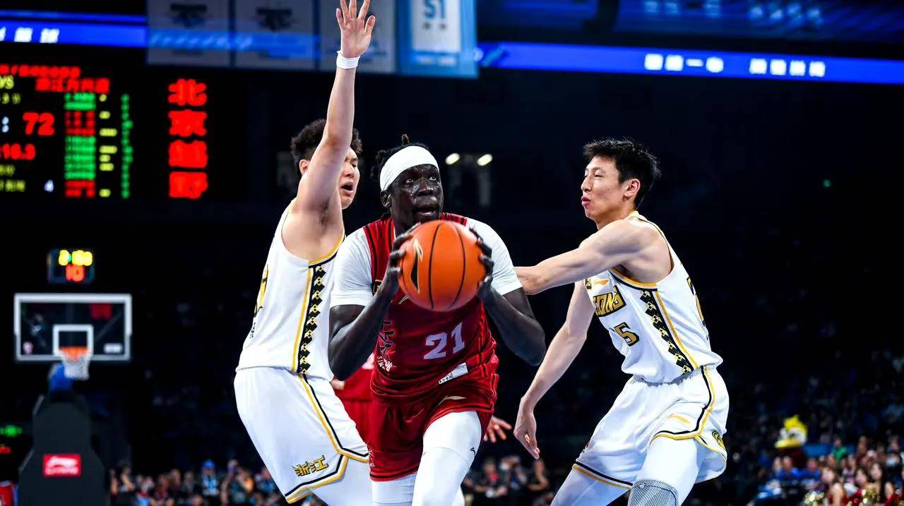 双方球员大秀技术，比赛精彩不断