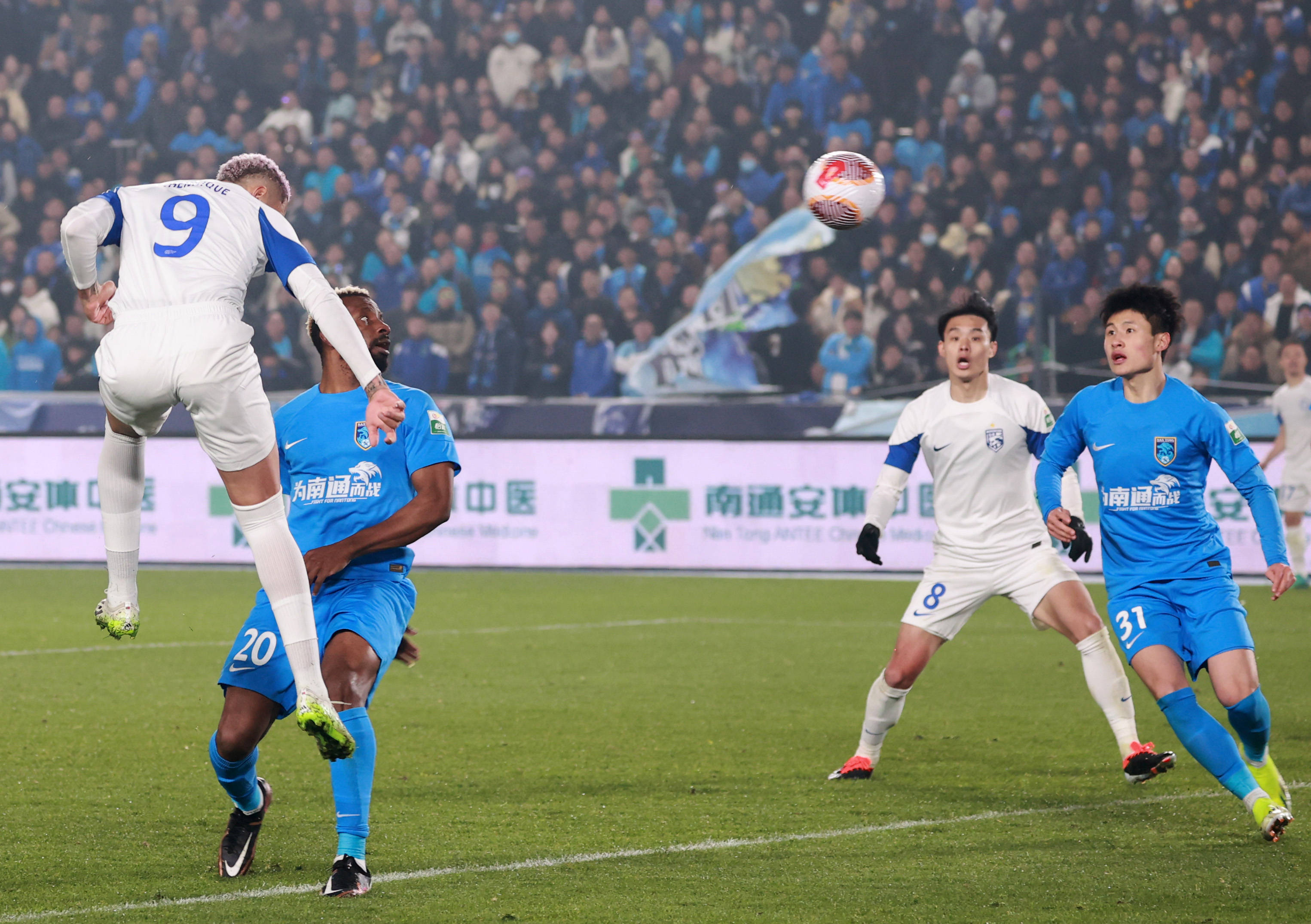 开云体育app下载-刺激的足球比赛正在紧张进行