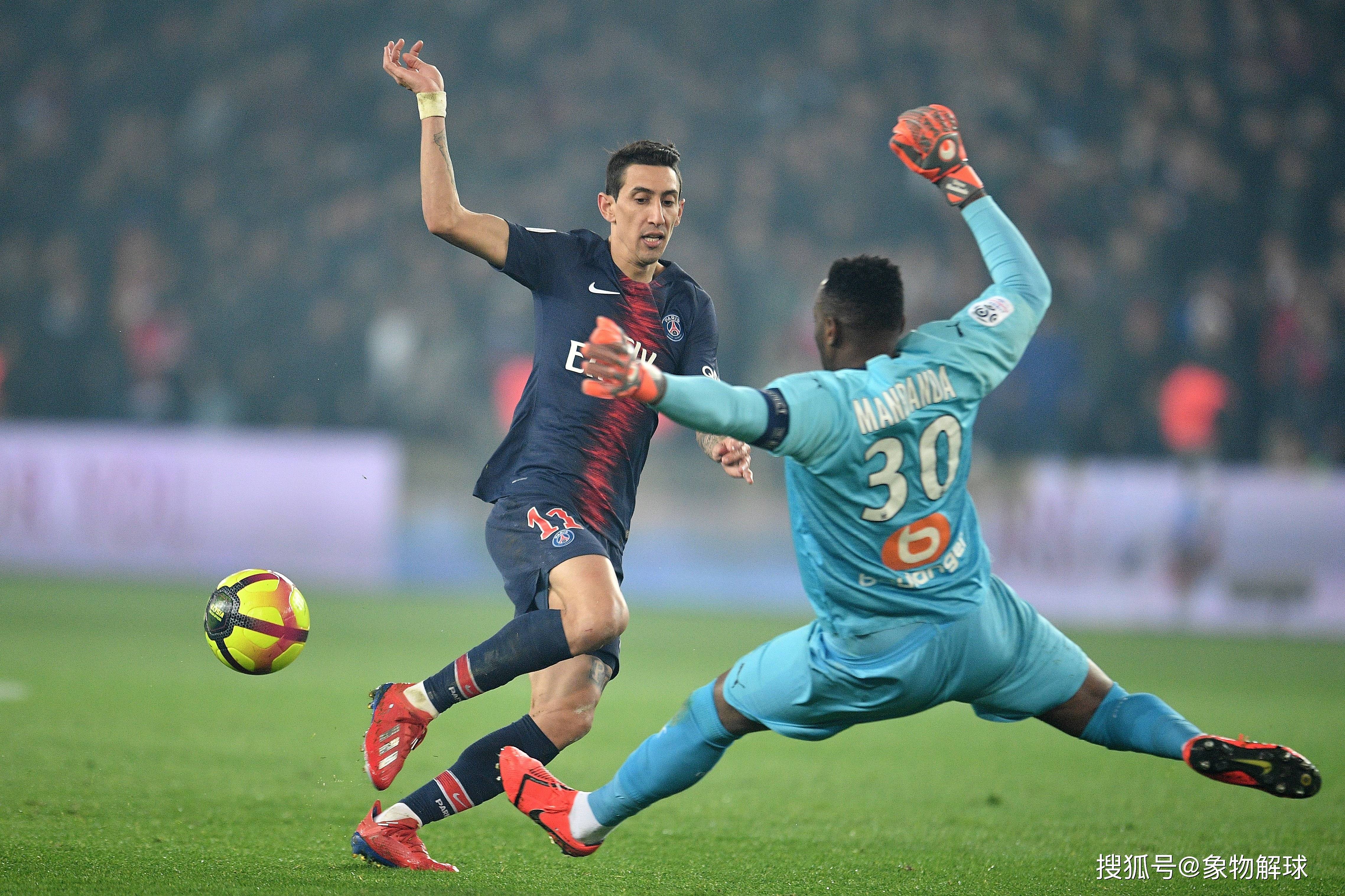 刺激的足球比赛正在紧张进行