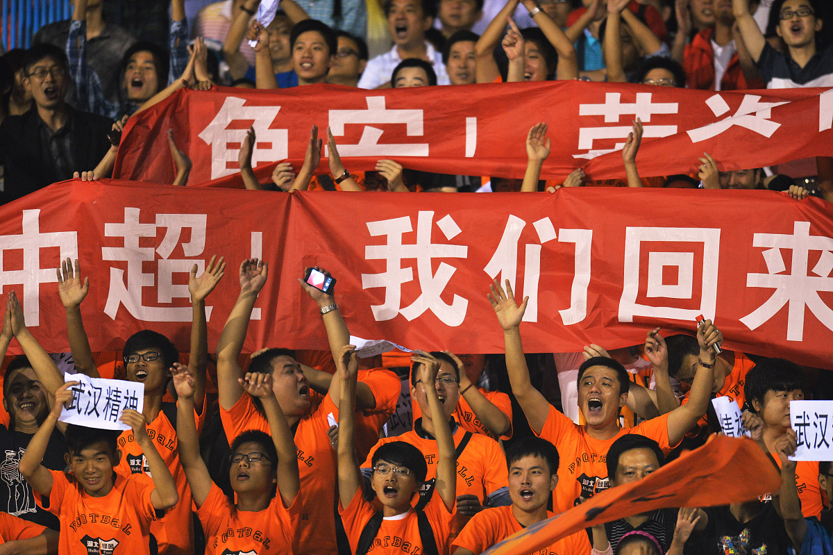 热门球队继续高歌猛进，赢得球迷喝彩