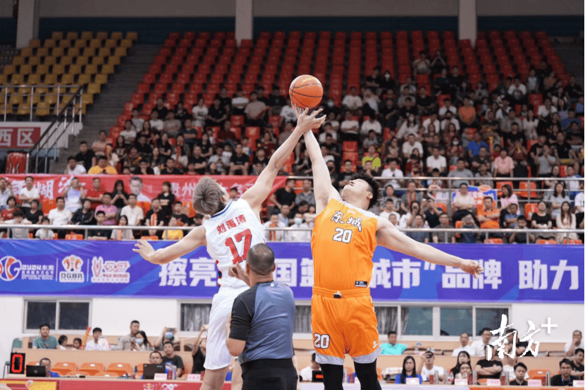 精彩赛事波澜壮阔，球场激战异常激烈的简单介绍