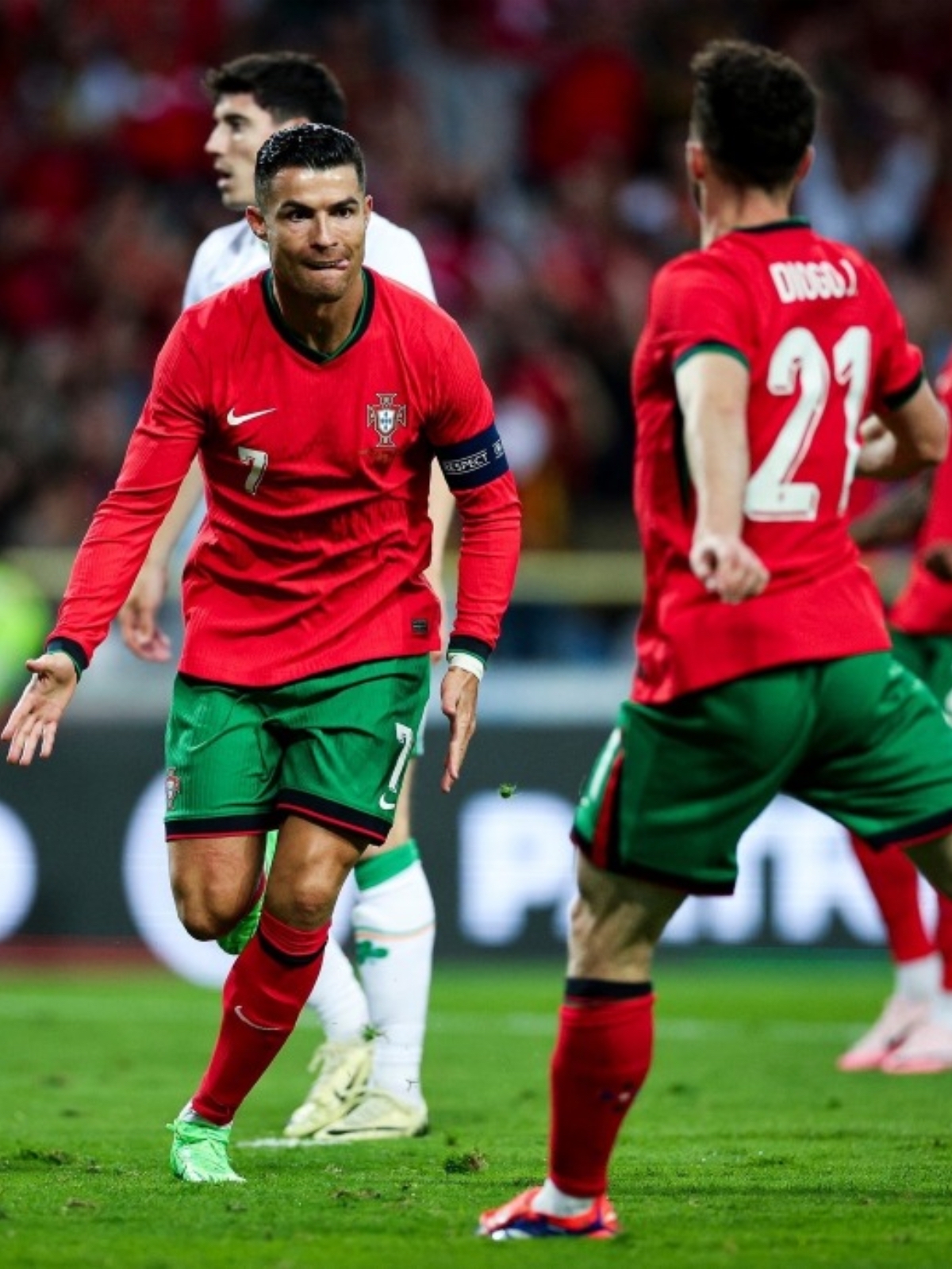 开云体育登录-葡萄牙队发挥出色，晋级八强成为焦点