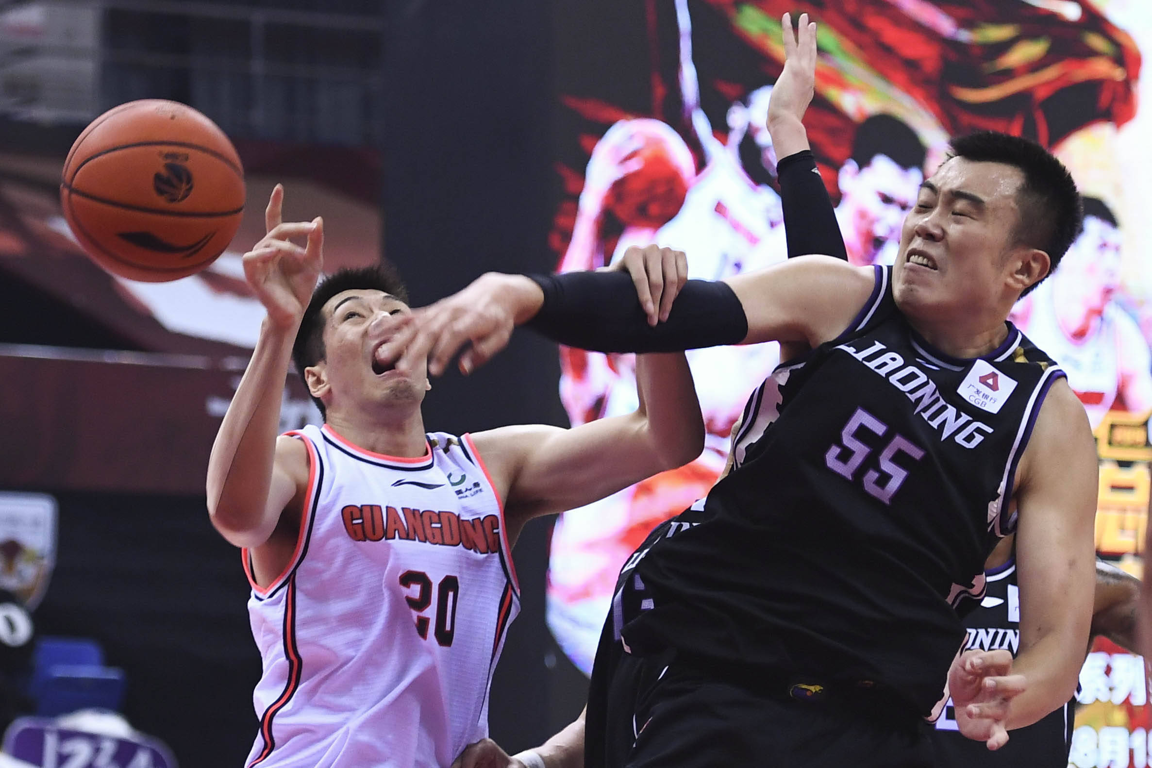 开云体育官网入口-防守秀场，篮球场上的光芒四射