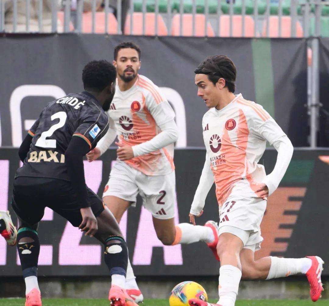 热烈的足球赛季，场上的对决悬念重重