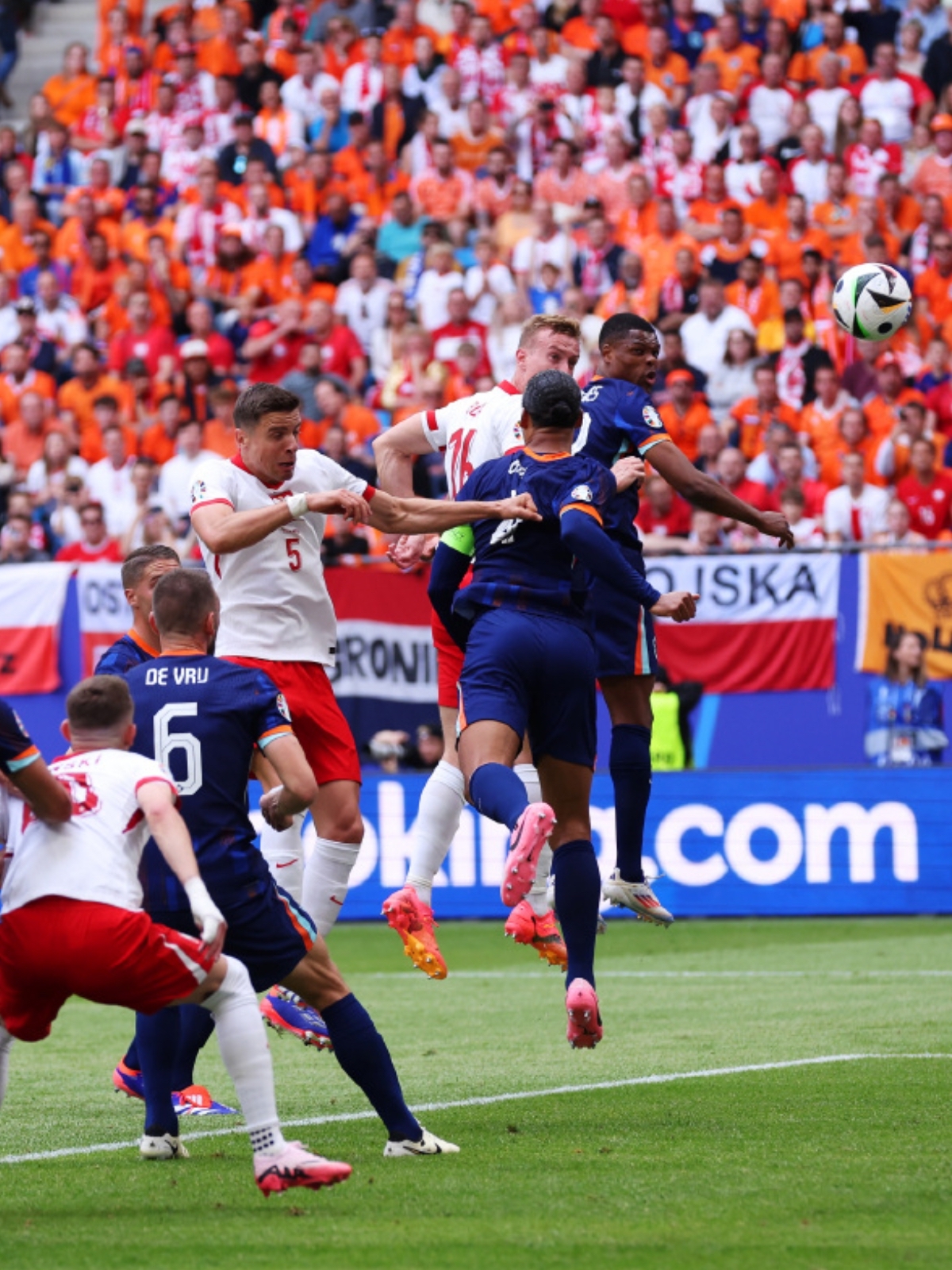 开云体育app-波兰队在欧洲赛场上斩获成功，进军四强