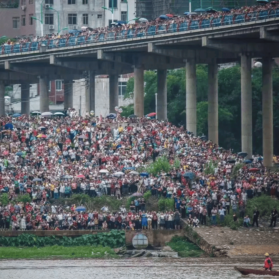 紧张刺激的比赛场面令人屏息凝神