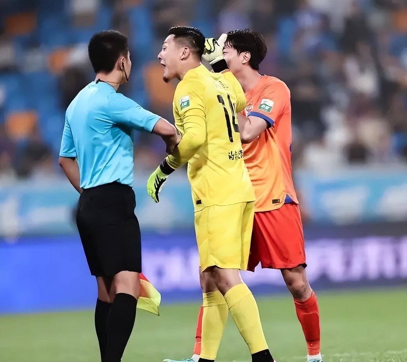 全队配合默契，破解对手防线