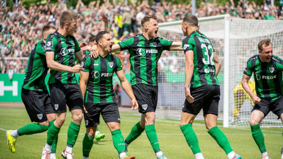 柏林赫塔新帅挥泪告别，球队迎来新气象