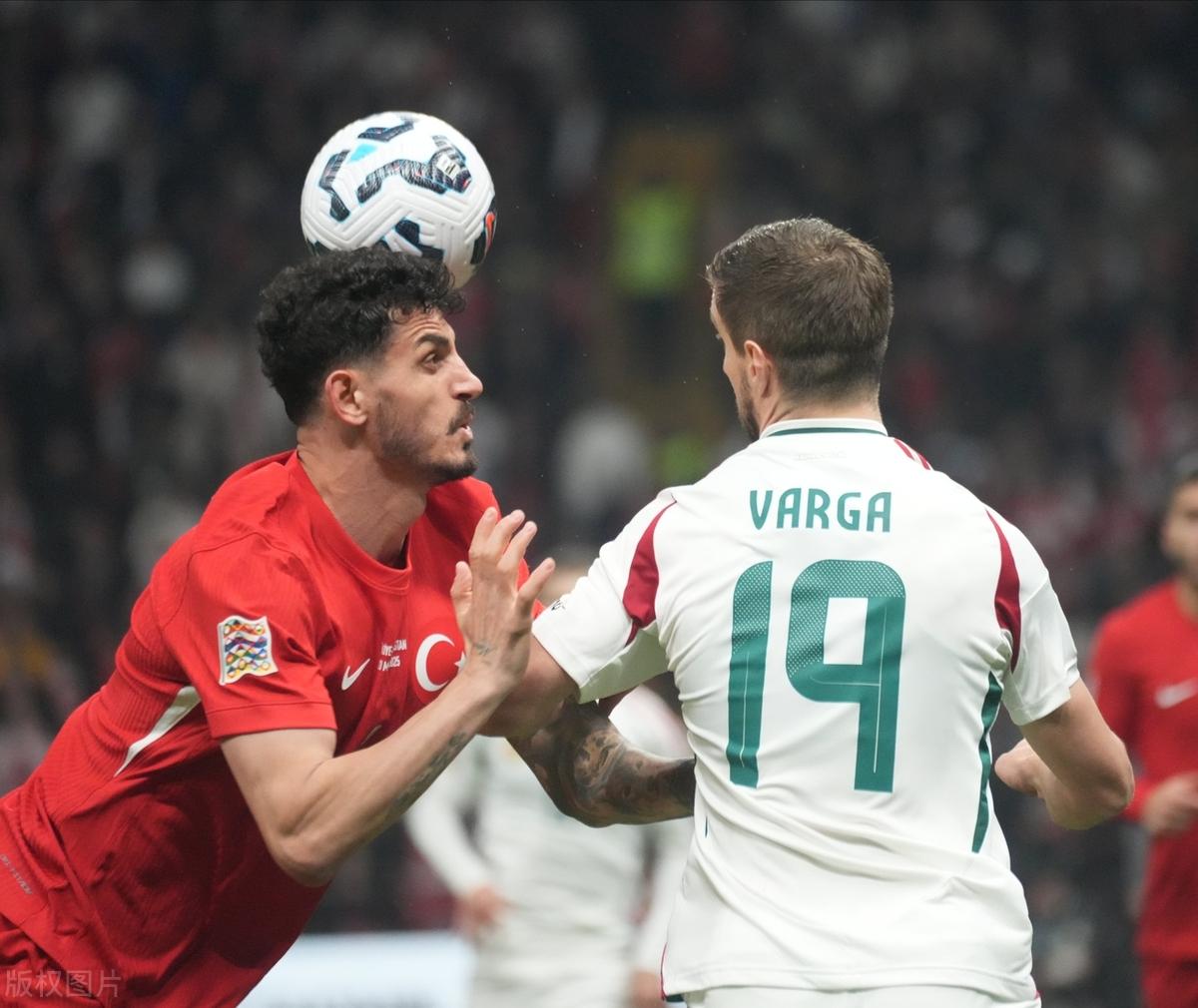 匈牙利队在比赛中展现团队精神，争取胜利的简单介绍