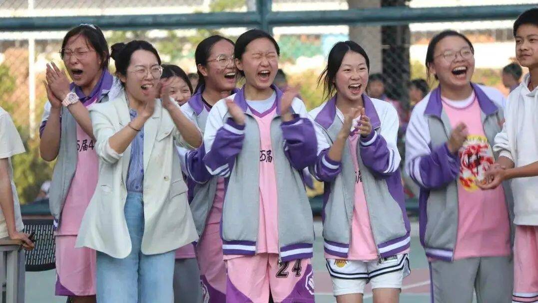 球类比赛中的精彩瞬间引发观众热议