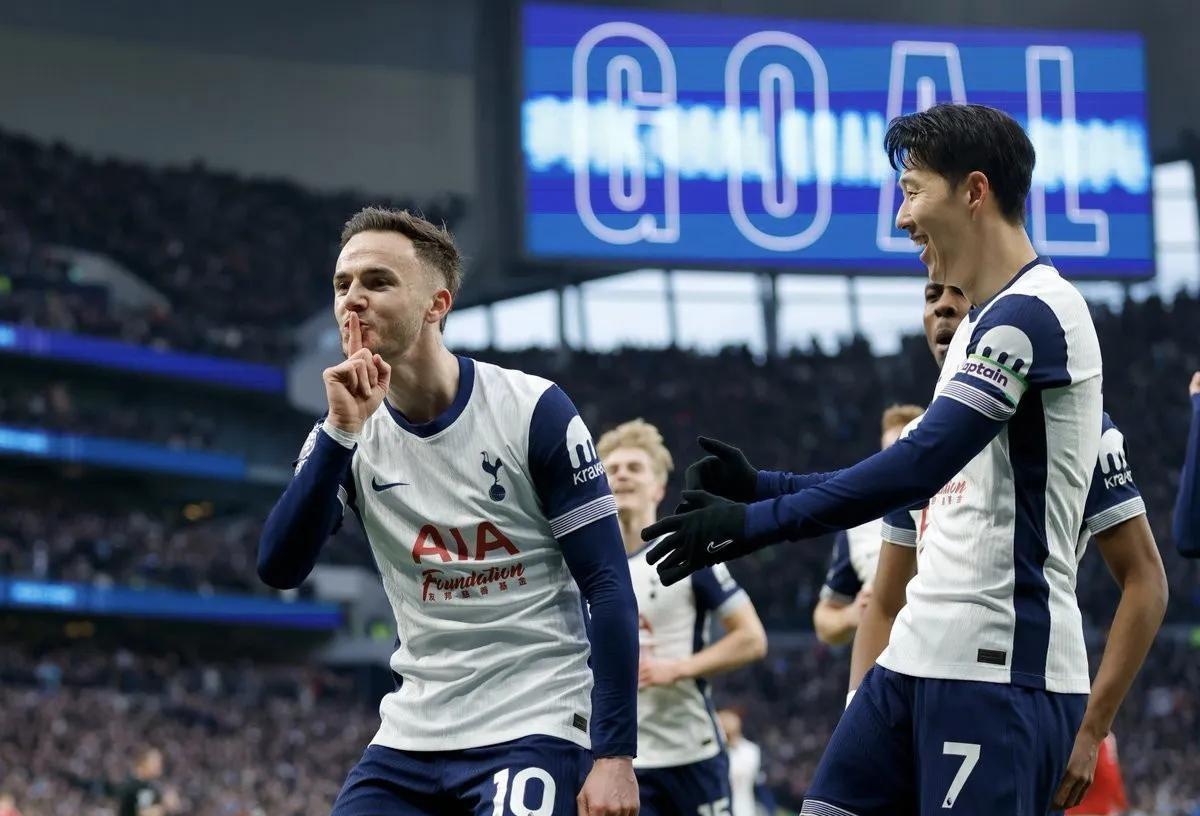 开云体育直播-热刺后卫射门绝杀，逆转战胜对手领跑英超的简单介绍