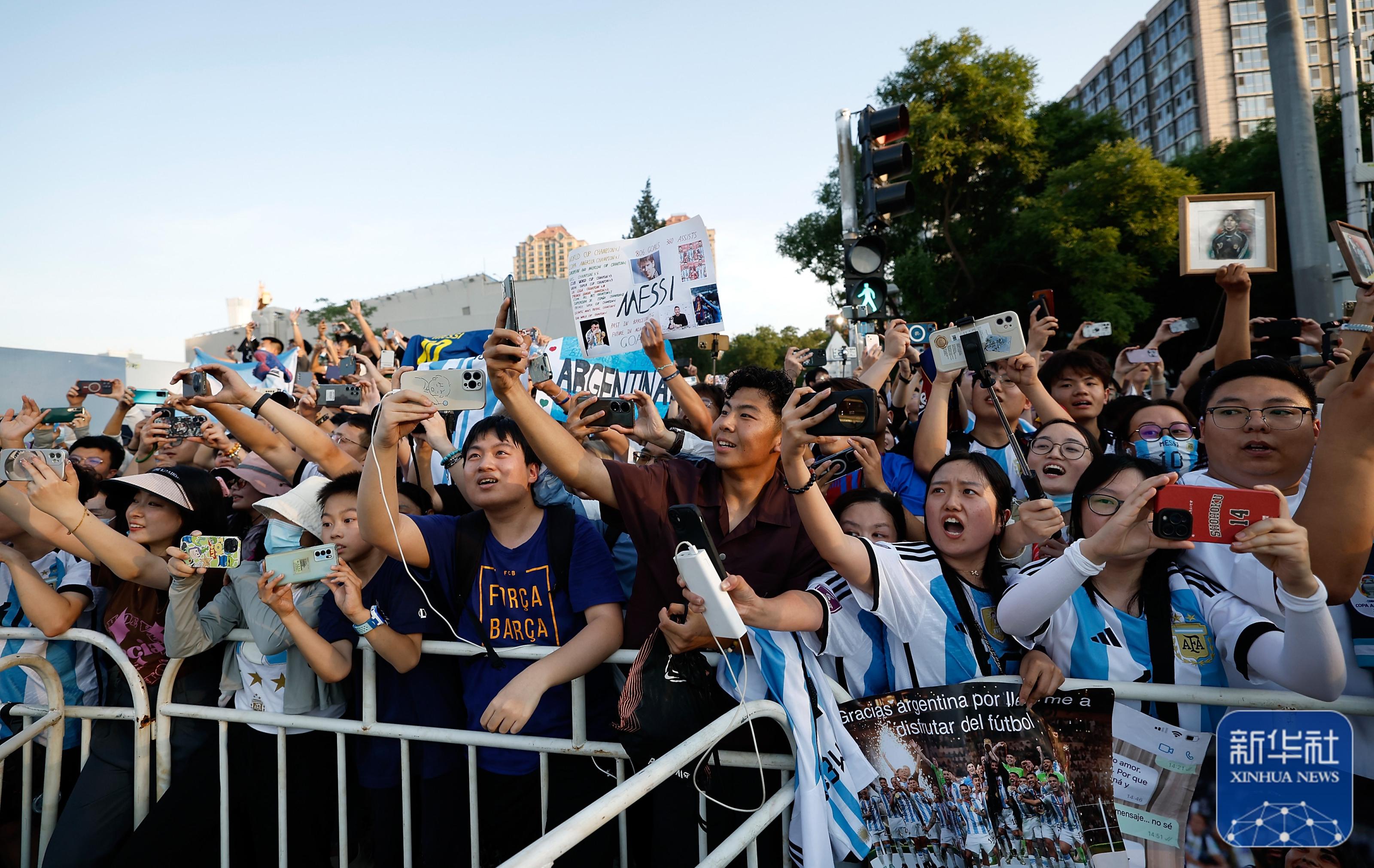 现场球迷热情高涨，赛场氛围热闹非凡