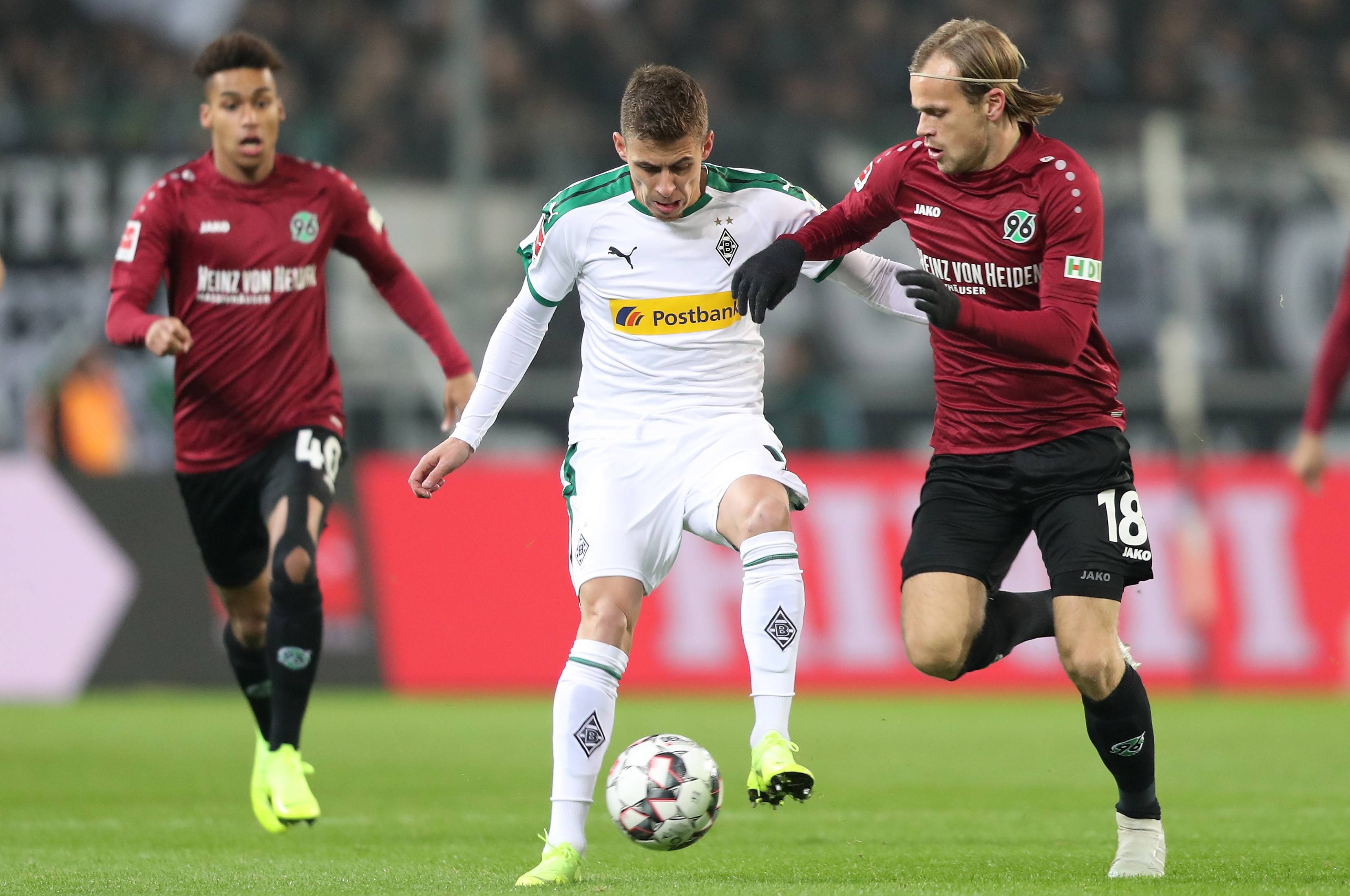 汉诺威96客场3-1击败凯泽斯劳滕，取得重要三分的简单介绍