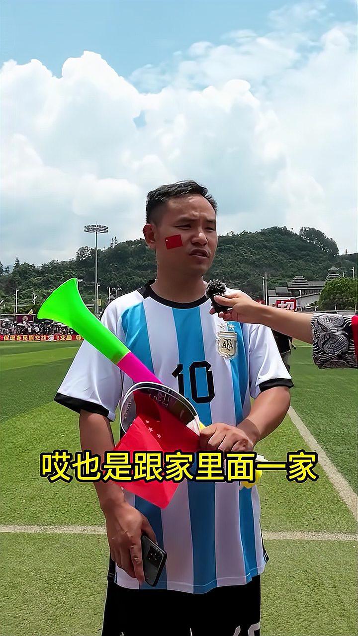 足球赛事频繁举办，球员们奋力拼搏