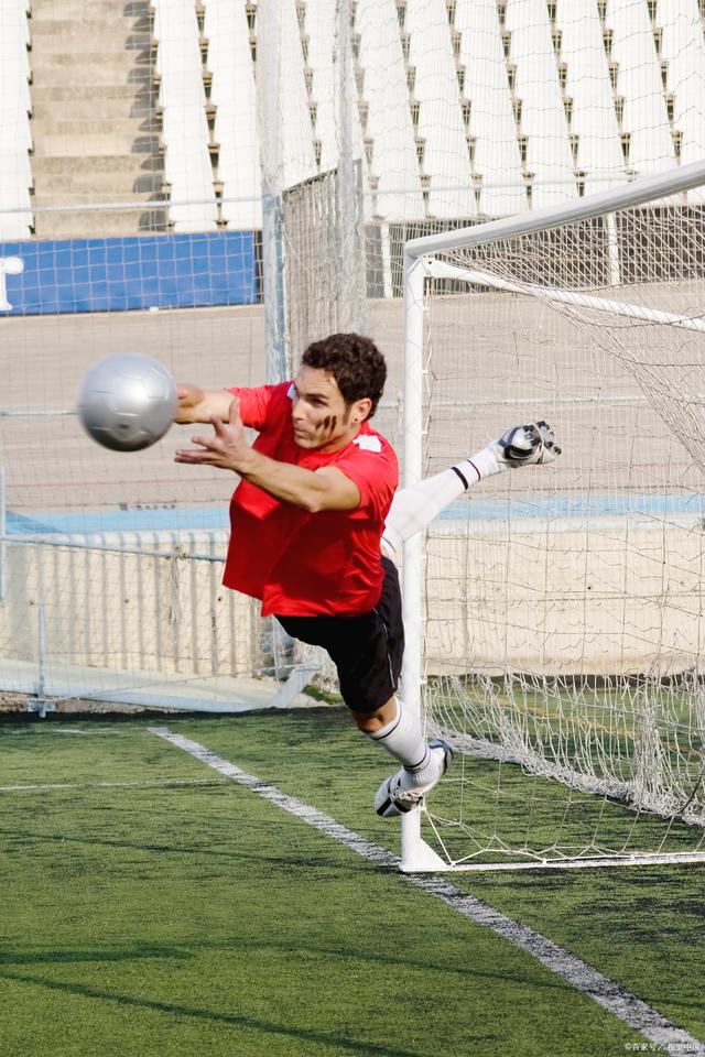 比赛中一场惊险救球！守门员发挥出色