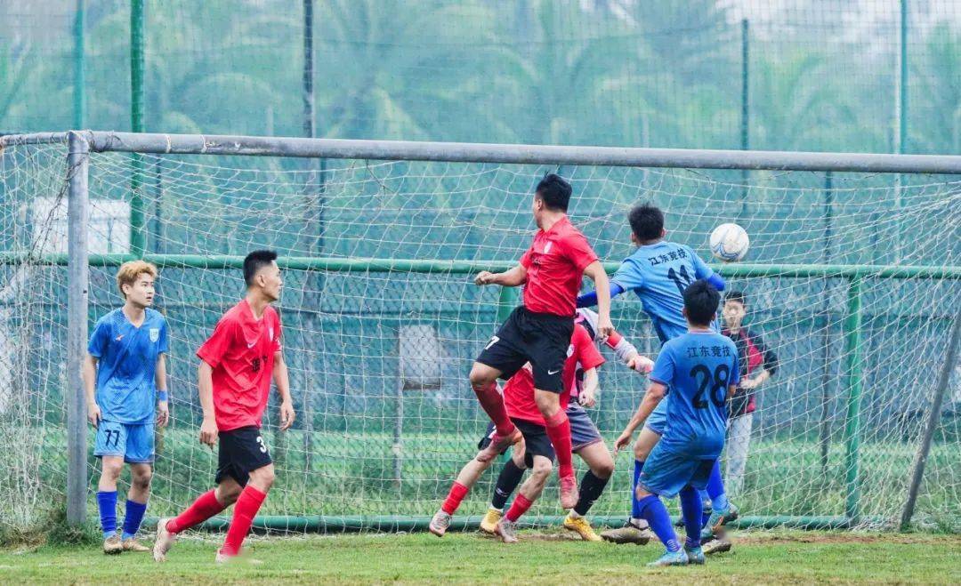 国内职业足球大赛激烈对抗揭幕