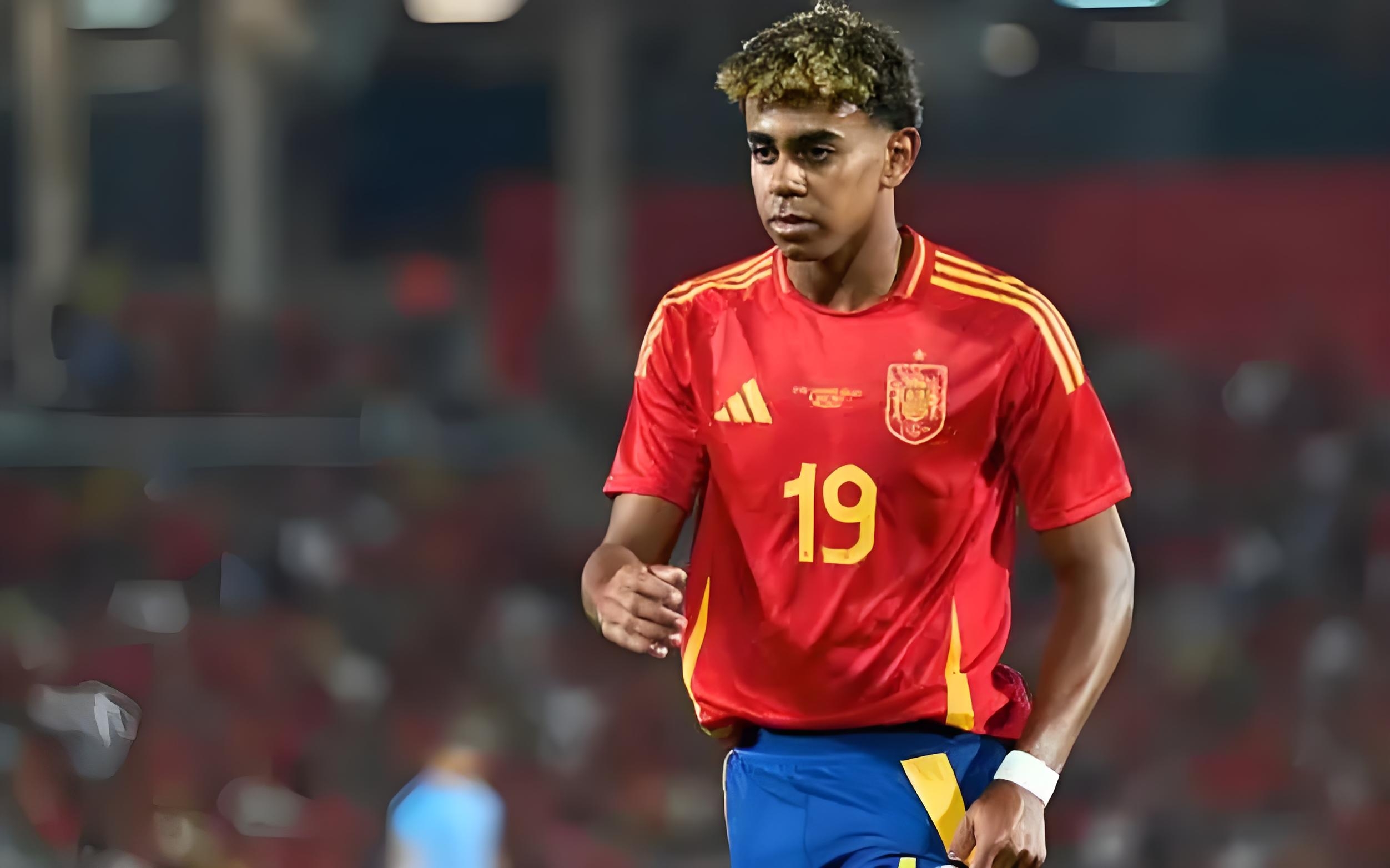 巴塞罗那球员参加活动，赢得球迷喝彩和掌声的简单介绍