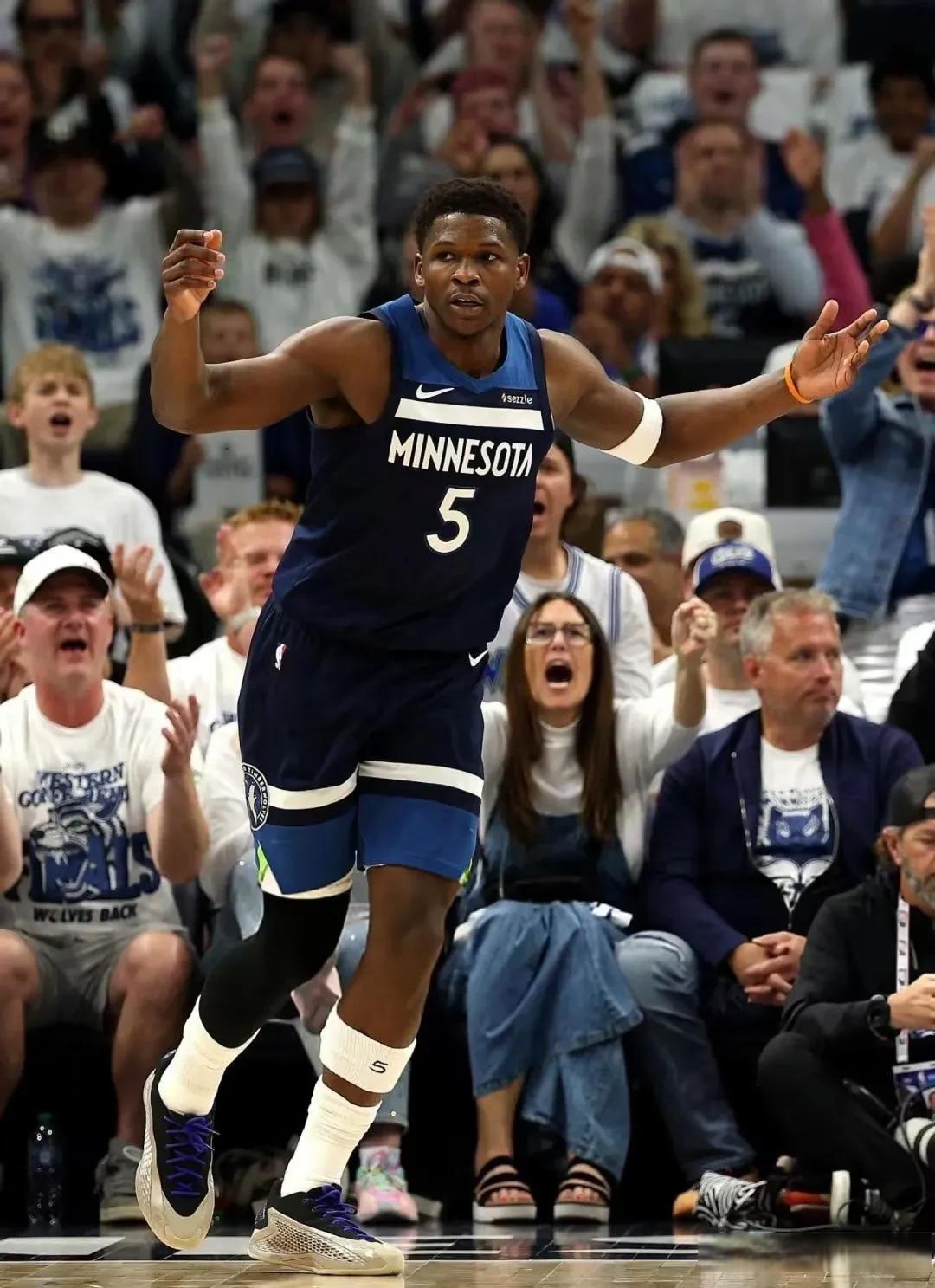 森林狼逆袭猛龙，球场争夺异常激烈的简单介绍