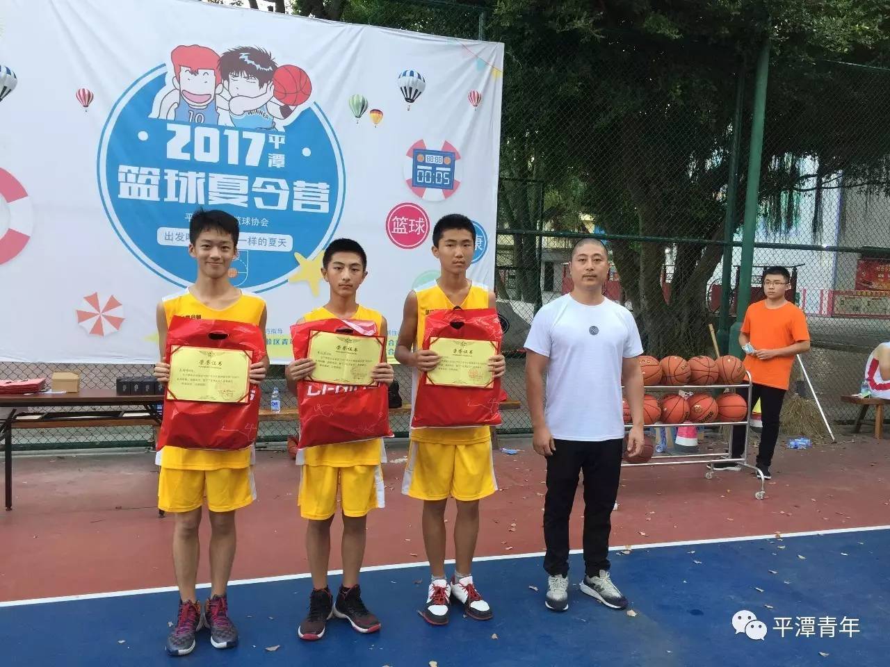 青少年篮球夏令营举行闭营仪式，感恩成长历程的简单介绍