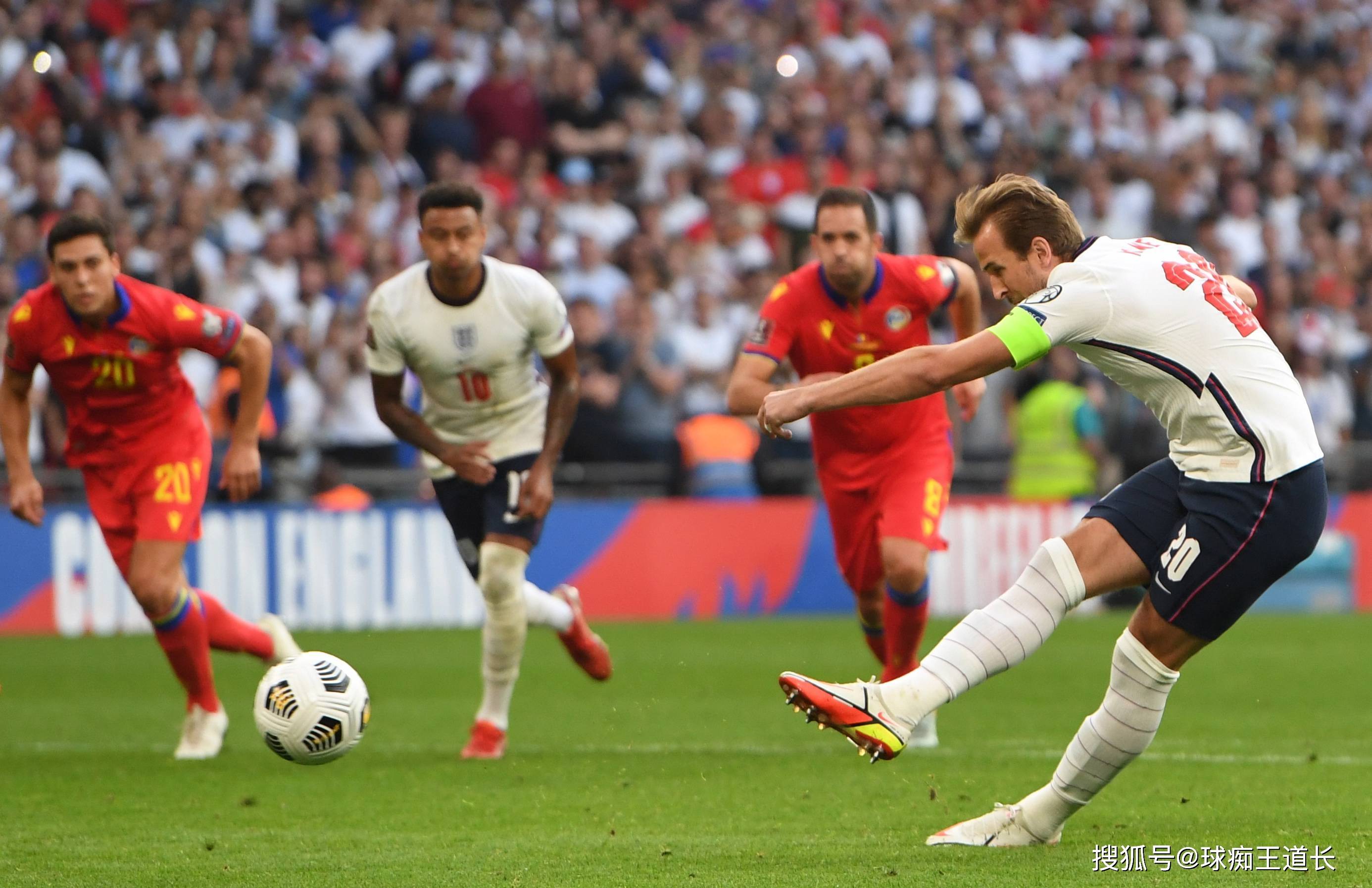 开云体育亚洲官网-足球比赛争夺激烈，全力以赴在赛场上