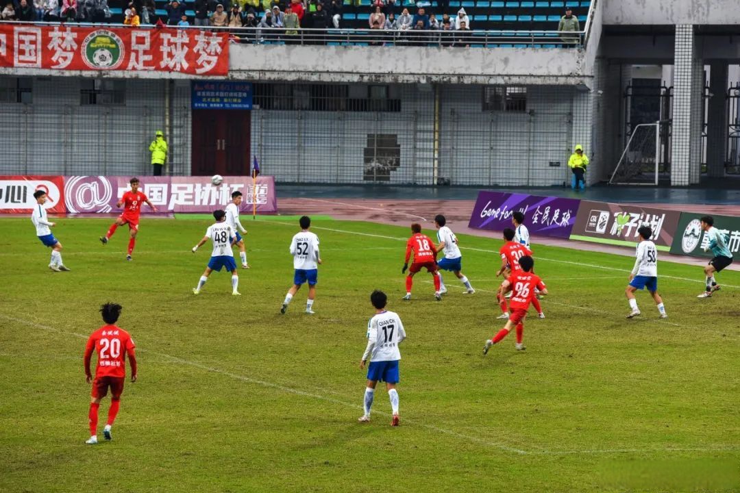 主要足球赛事揭幕战引人注目