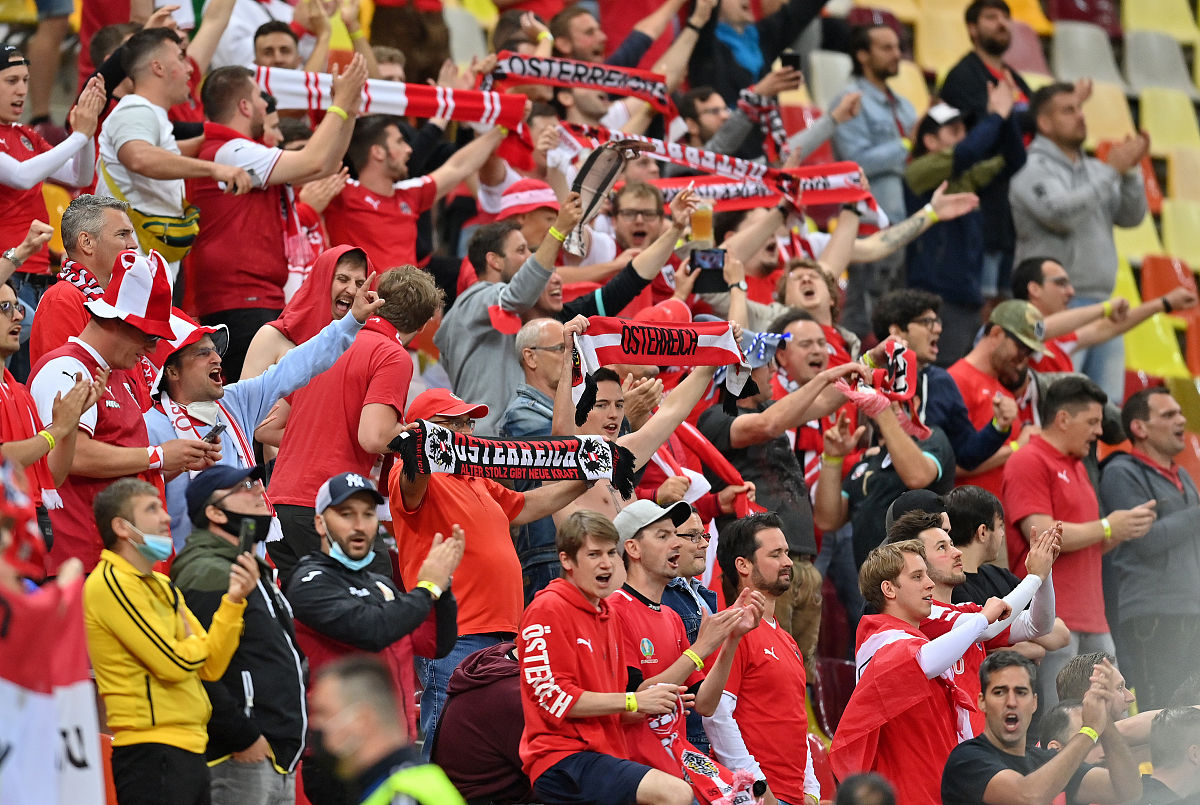 西班牙队在欧洲杯中以小组第一晋级