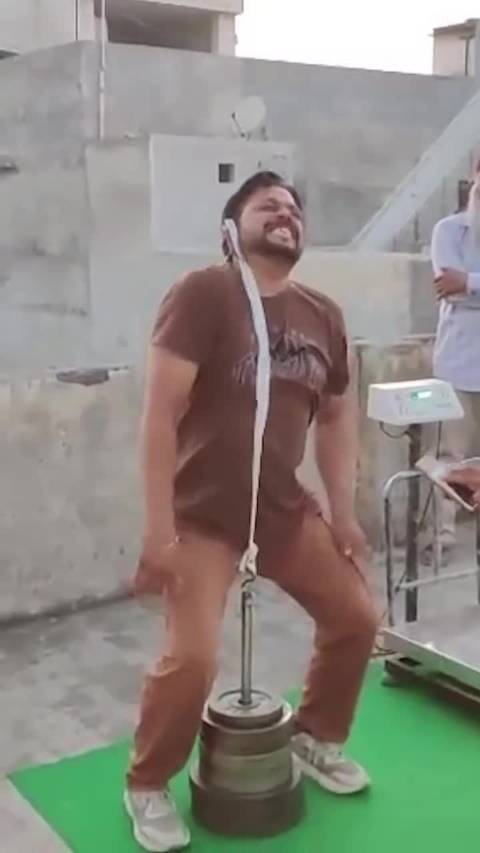 印度举重选手创造新纪录